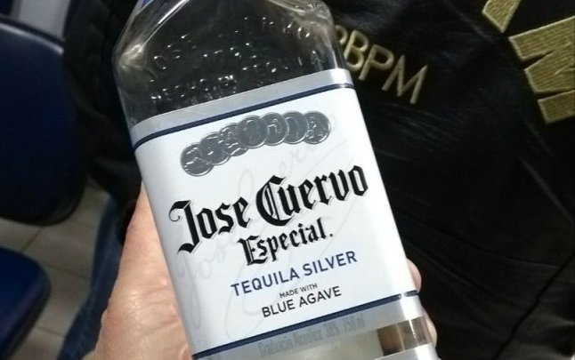 Rocam aprende homem por furto de Tequila em supermercado