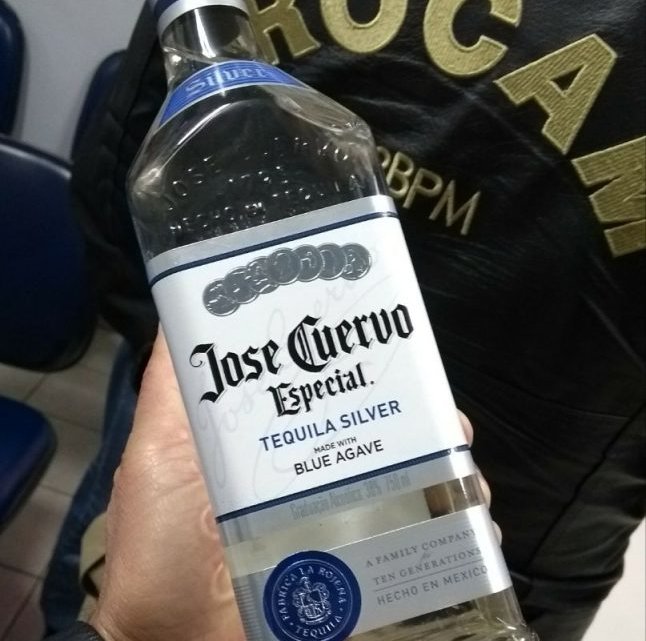 Rocam aprende homem por furto de Tequila em supermercado