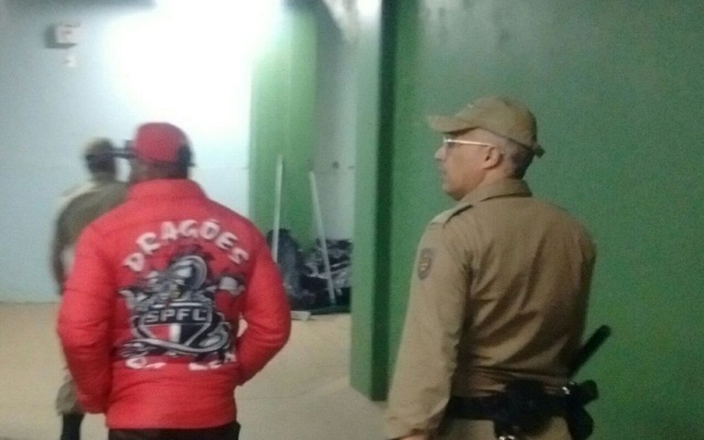 Torcedor do São Paulo é detido pela Polícia após acender sinalizador na Arena Condá