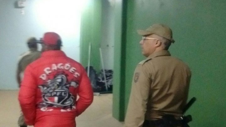 Torcedor do São Paulo é detido pela Polícia após acender sinalizador na Arena Condá