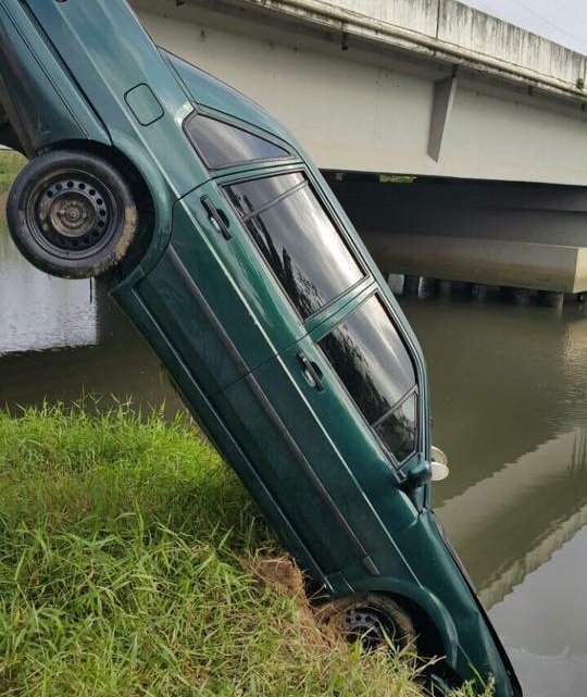 Itajaí – Carro cai em rio e deixa dois mortos