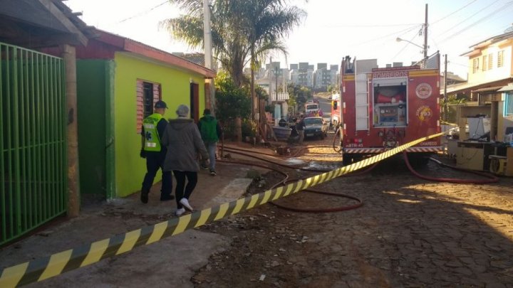 INCÊNDIO ATINGE RESIDÊNCIAS EM CHAPECÓ, NA MANHÃ DESTA QUINTA-FEIRA