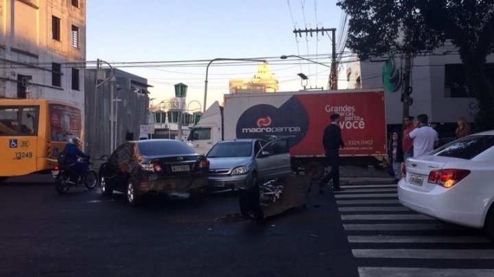CHAPECÓ – Acidente de trânsito envolvendo cinco veículos