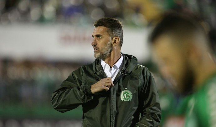 Grupos no celular motivaram a queda de Mancini na Chape, diz Roger Flores