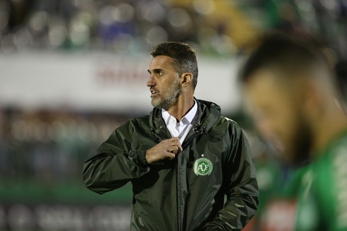 Grupos no celular motivaram a queda de Mancini na Chape, diz Roger Flores