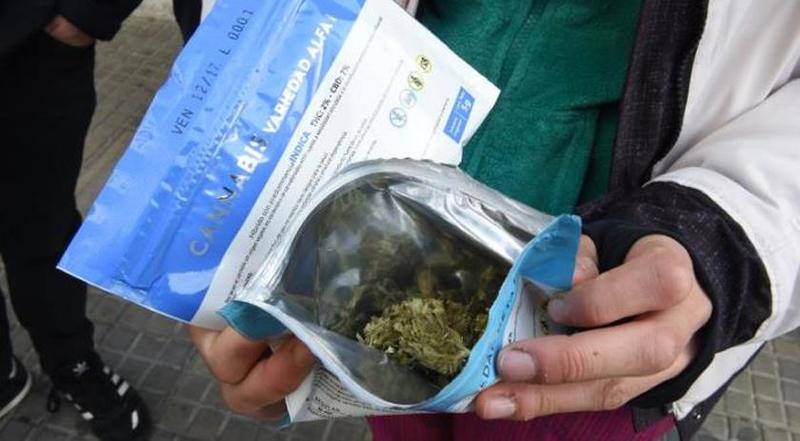 Usuários esgotam maconha de farmácias de Montevidéu em primeiro dia de vendas