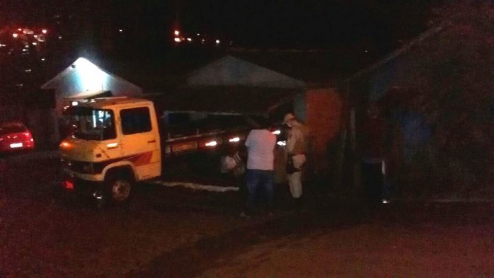 CHAPECÓ – Caminhão invade residência e duas pessoas ficam feridas