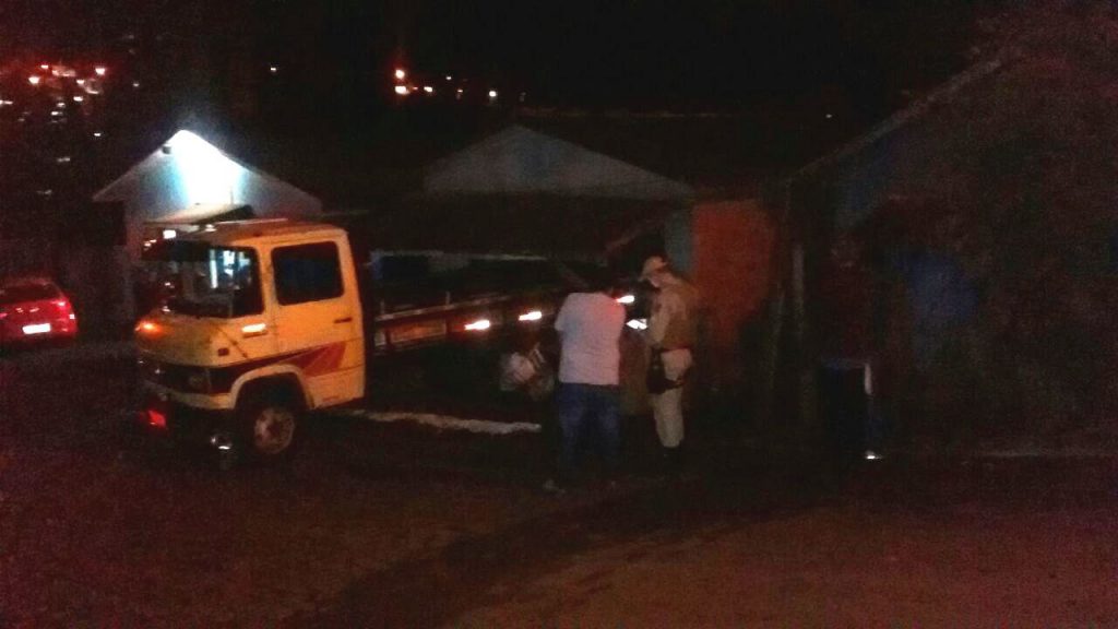 CHAPECÓ – Caminhão invade residência e duas pessoas ficam feridas