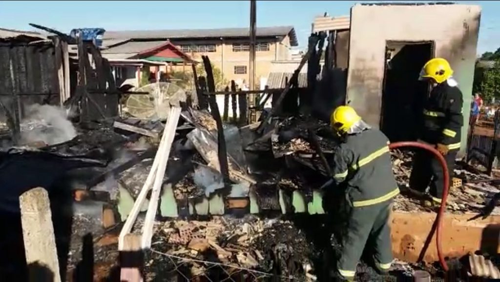 INCÊNDIO DESTRÓI DUAS CASAS NO BAIRRO ANTENA EM CAXAMBU DO SUL