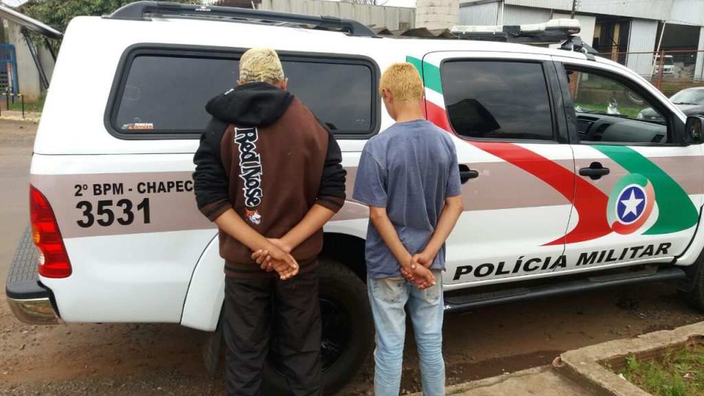 Guarnição Reforçada prende adolescentes de 14 e 15 anos com crack em Chapecó
