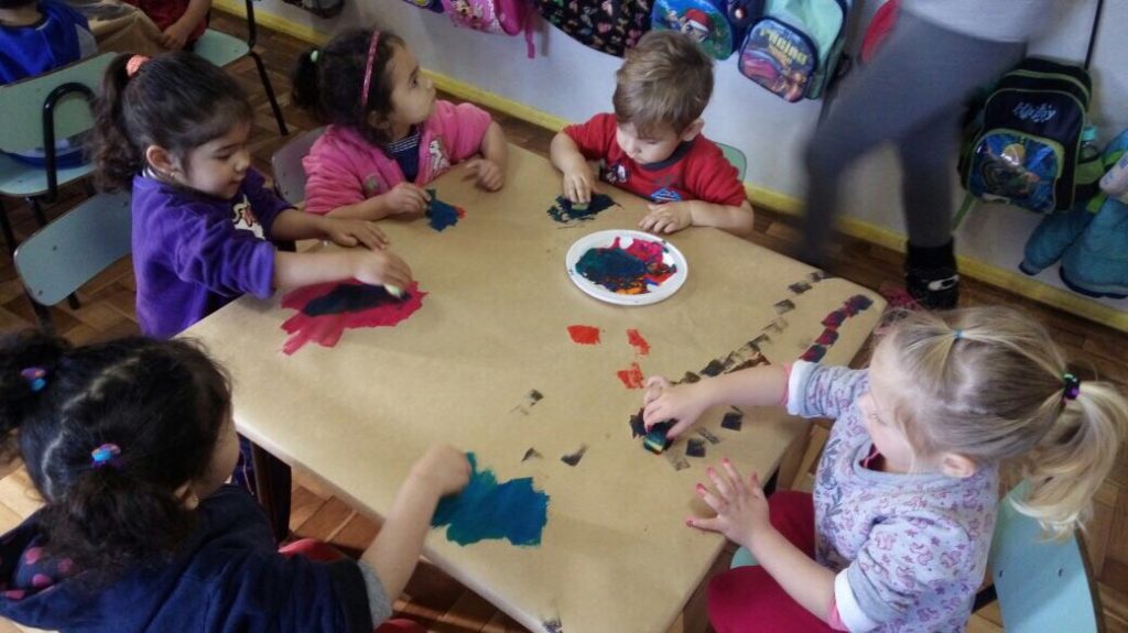 Projeto trabalha as cores de maneira divertida