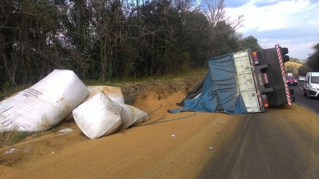 Cordilheira Alta – Carreta com ração tomba na 282