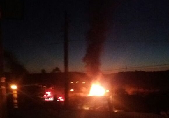 RESIDÊNCIA É DESTRUÍDA POR INCÊNDIO NO BAIRRO ELDORADO, EM CHAPECÓ