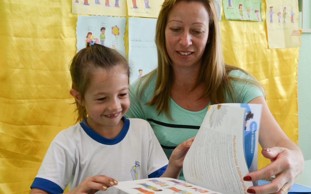 Livro estimula a participação da família na escola