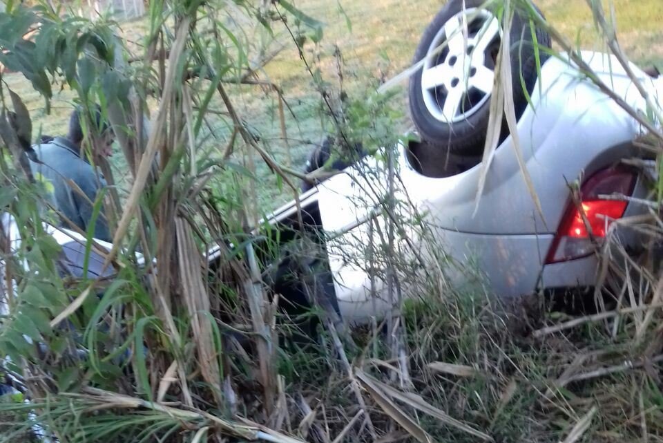 VEÍCULO CAPOTA NA SC 283, ENTRE CHAPECÓ E PLANALTO ALEGRE