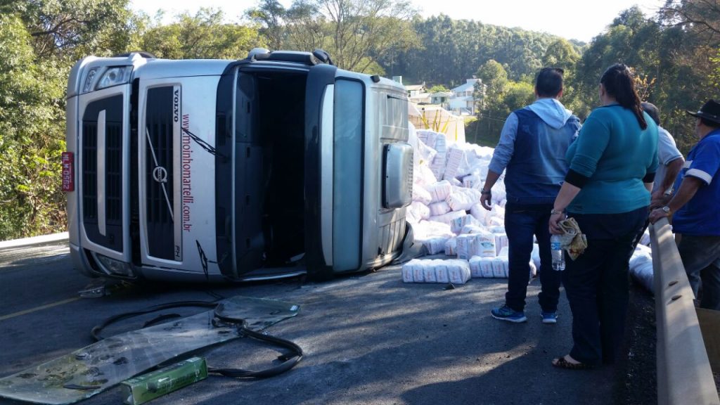 Carreta tomba na BR 282 em Cordilheira Alta