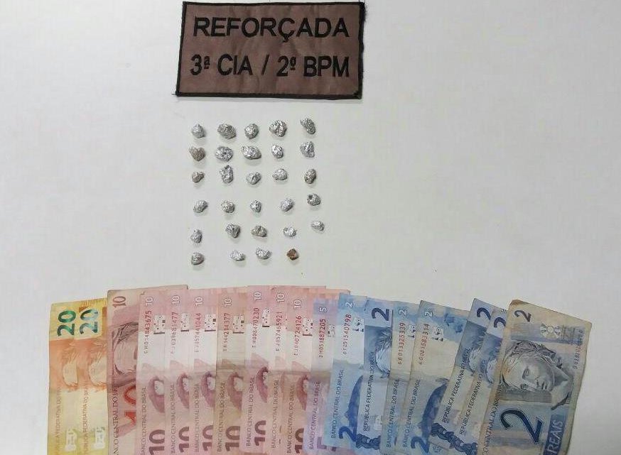 Suspeita de vender drogas atrás de creche é presa em Chapecó