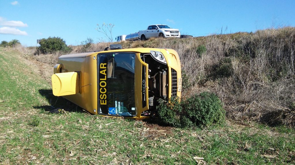 MICRO-ÔNIBUS ESCOLAR TOMBA EM RIBANCEIRA E DEIXA 15 PESSOAS FERIDAS