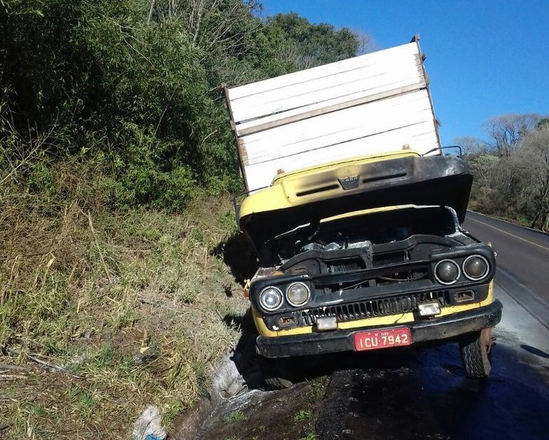 Veículo pega fogo enquanto motorista dirigia pela BR-282