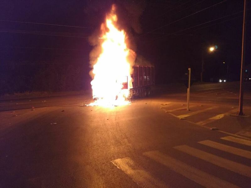 Motociclista em estado crítico após colisão em Concórdia; veículos incendiaram no acidente