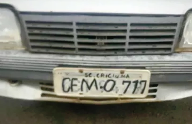 Polícia flagra automóvel com placa adulterada escrita a pincel