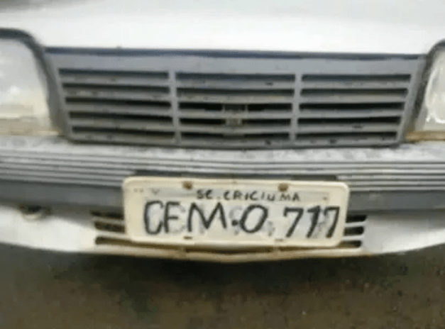 Polícia flagra automóvel com placa adulterada escrita a pincel