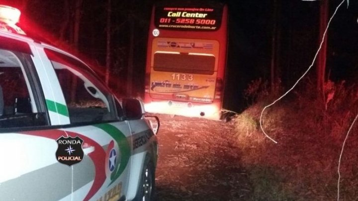 PM evita assalto a ônibus de excursão estrangeiro em Ponte Serrada
