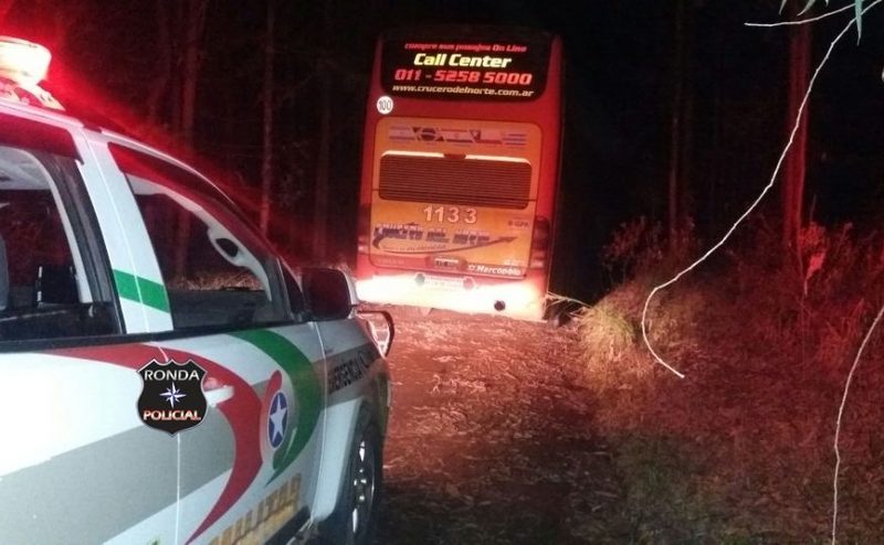 PM evita assalto a ônibus de excursão estrangeiro em Ponte Serrada