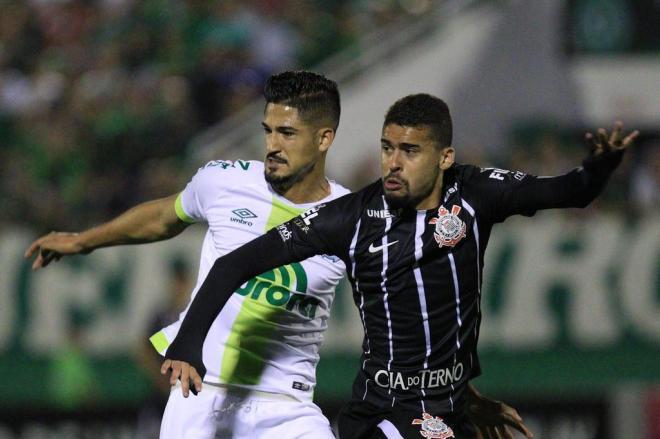 Com gol no fim, Chapecoense perde para o Corinthians na Arena Condá