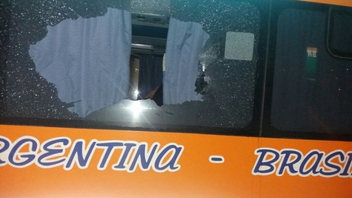 Ladrões obrigam passageiras argentinas a ficarem nuas e atiram contra ônibus durante assalto