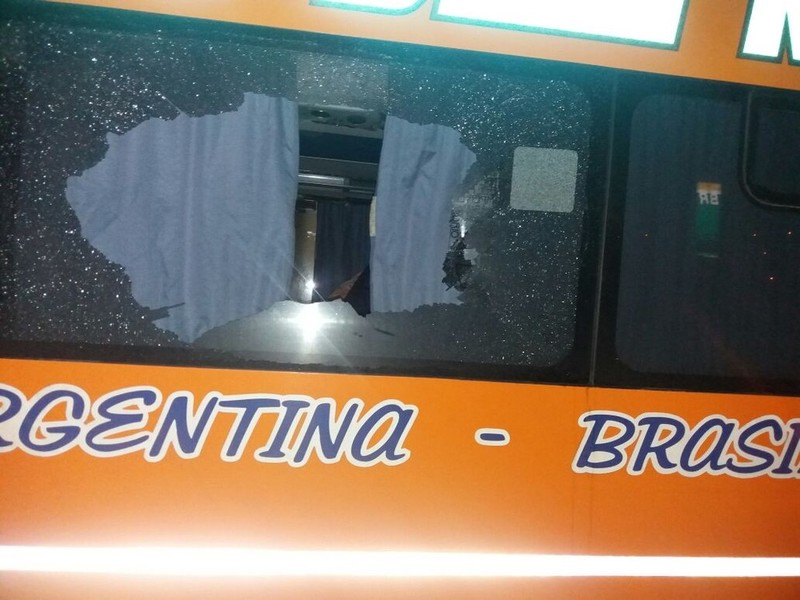 Ladrões obrigam passageiras argentinas a ficarem nuas e atiram contra ônibus durante assalto