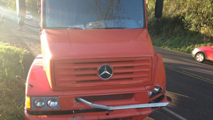 Acidente entre carro e caminhão deixa uma pessoa ferida na BR-282