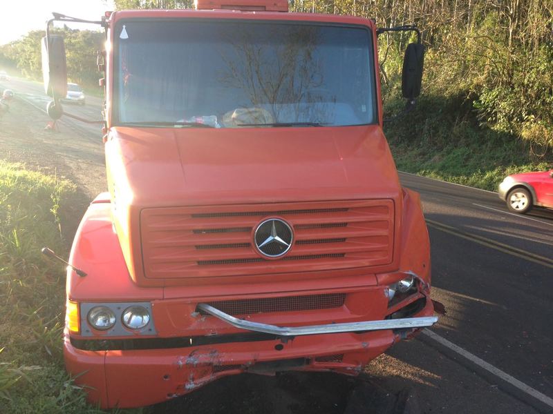 Acidente entre carro e caminhão deixa uma pessoa ferida na BR-282