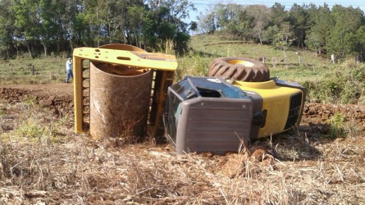 Rolo compactador tomba e operador leva susto no interior de Alto Bela Vista