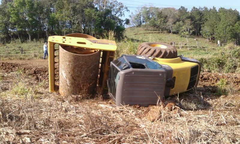 Rolo compactador tomba e operador leva susto no interior de Alto Bela Vista