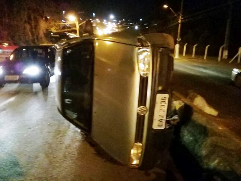 Motorista tomba automóvel em avenida de Chapecó