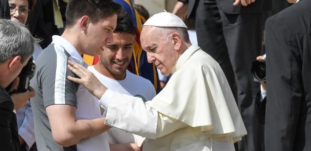 Papa Francisco recebe delegação da Chapecoense no Vaticano – Veja o vídeo