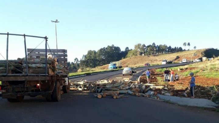 Carga de madeira cai de caminhão e atinge mulher na BR-282 em Xaxim