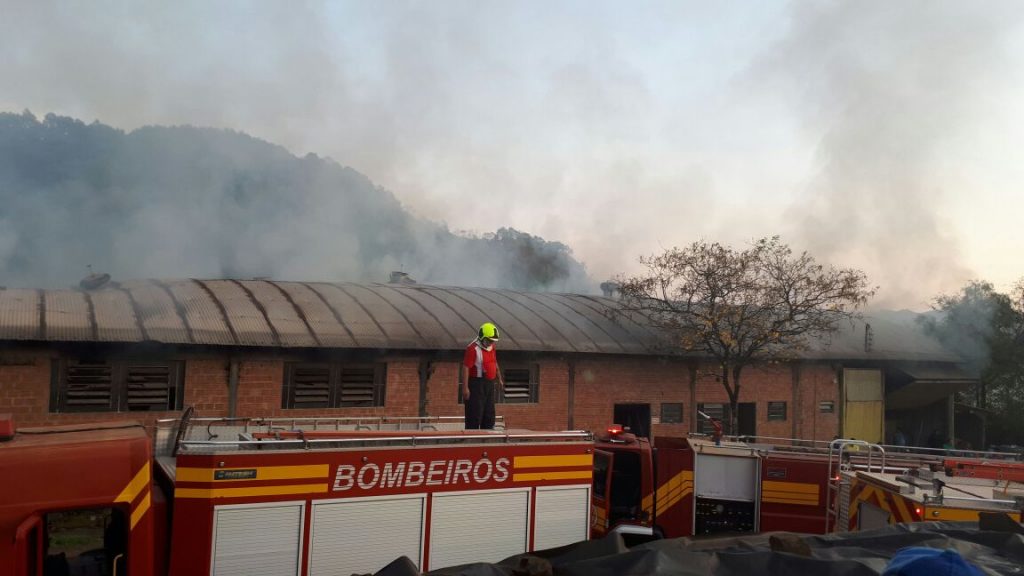 INCÊNDIO DESTRÓI PARTE DE FÁBRICA MÓVEIS EM CORONEL FREITAS – FOTOS E VÍDEOS