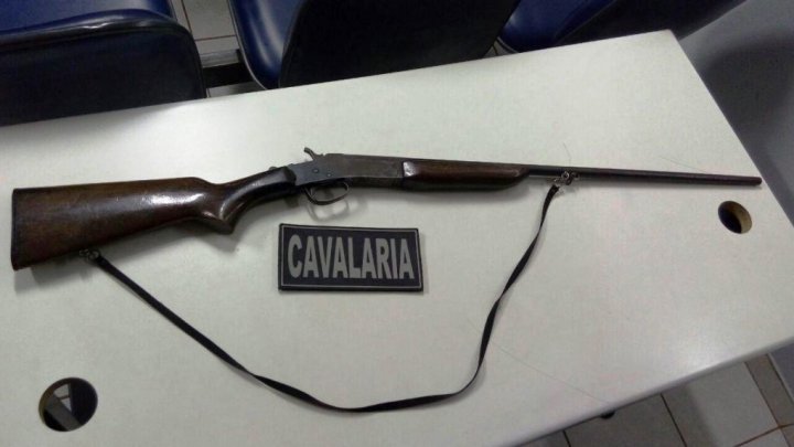 APÓS DENÚNCIA CASAL SUSPEITO É PRESO POR PORTE ILEGAL DE ESPINGARDA