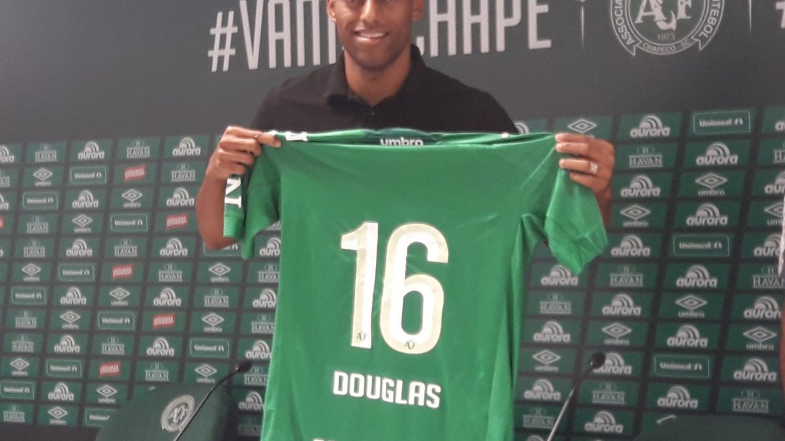 ZAGUEIRO DOUGLAS É APRESENTADO NA CHAPECOENSE