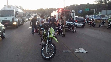 Acidente grave entre veículo e motocicleta é registrado no bairro Efapi em Chapecó