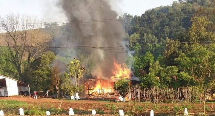 INCÊNDIO DESTRÓI RESIDÊNCIA EM CAXAMBU DO SUL