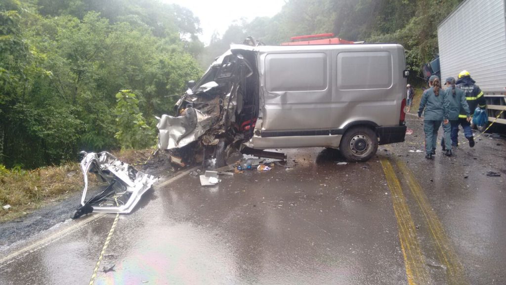 MOTORISTA DE VAN DE CHAPECÓ MORRE EM ACIDENTE GRAVÍSSIMO NA BR 282