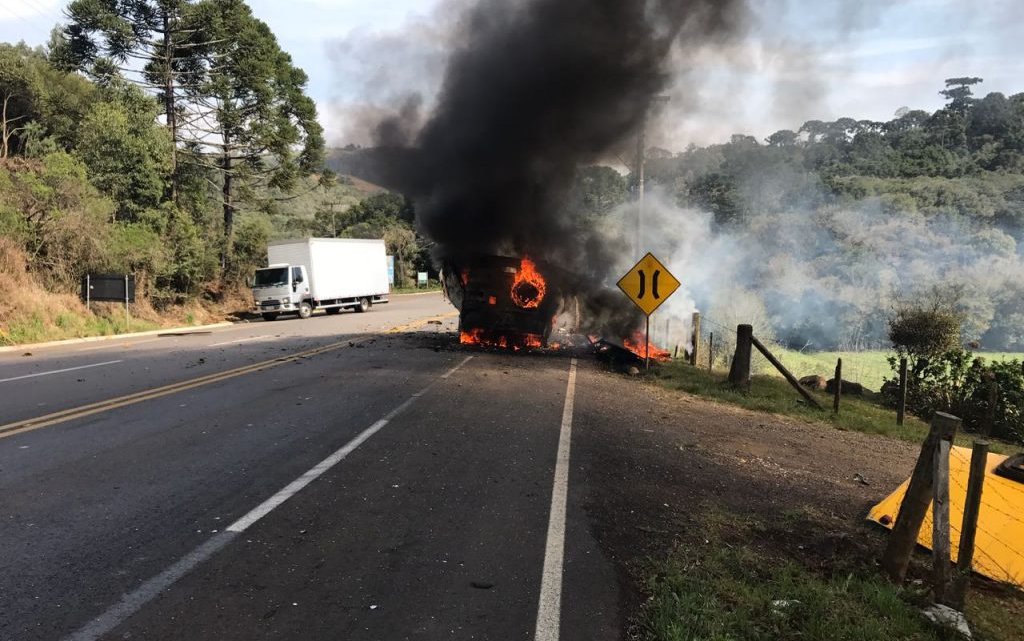 URGENTE!! Bandidos explodem carro forte – Vídeo e imagens