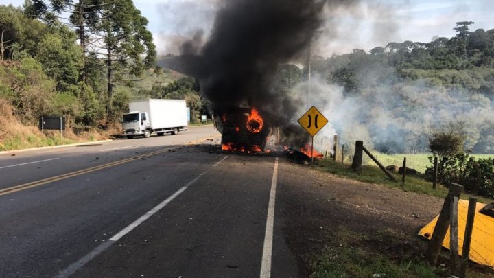 URGENTE!! Bandidos explodem carro forte – Vídeo e imagens