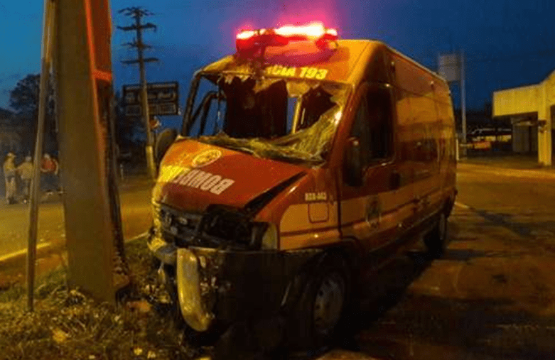 VIATURA DOS BOMBEIROS SE ENVOLVE EM ACIDENTE ENQUANTO DESLOCAVA PARA OCORRÊNCIA