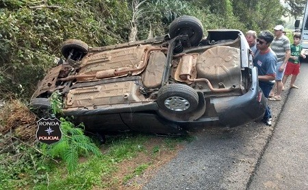 CHAPECÓ – Duas pessoas ficam feridas em capotamento na entrada do distrito de Alto da Serra