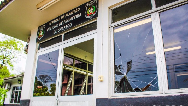 EMBRIAGADA, MULHER É PRESA COM CRIANÇA E QUEBRA VIDROS DA DELEGACIA EM CHAPECÓ