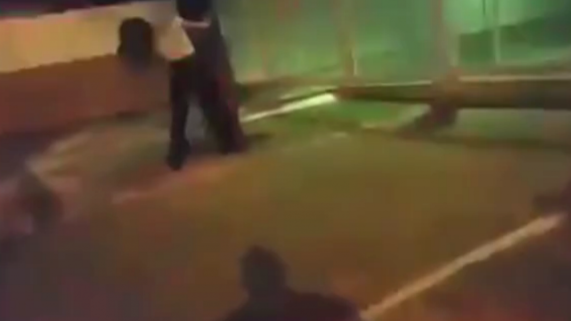 Mulher arranha rosto em árvore para simular agressão em blitz – Veja vídeo